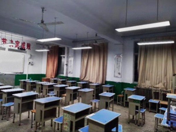 星如雨為淇濱中學(xué)提供護(hù)眼教室燈，節(jié)能環(huán)保